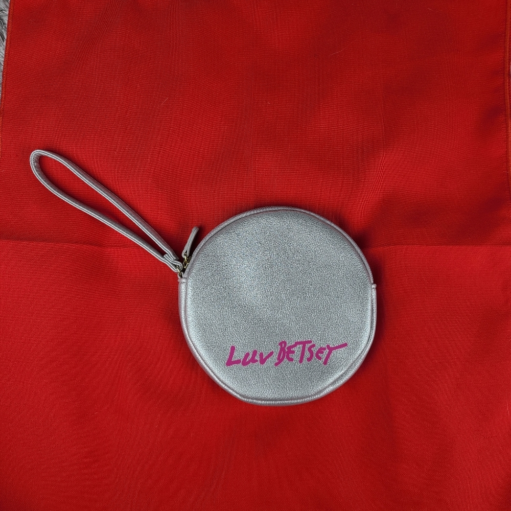 Luv Betsey by Betsey Johnson wristlet/wallet GUC - Picture 3 of 7